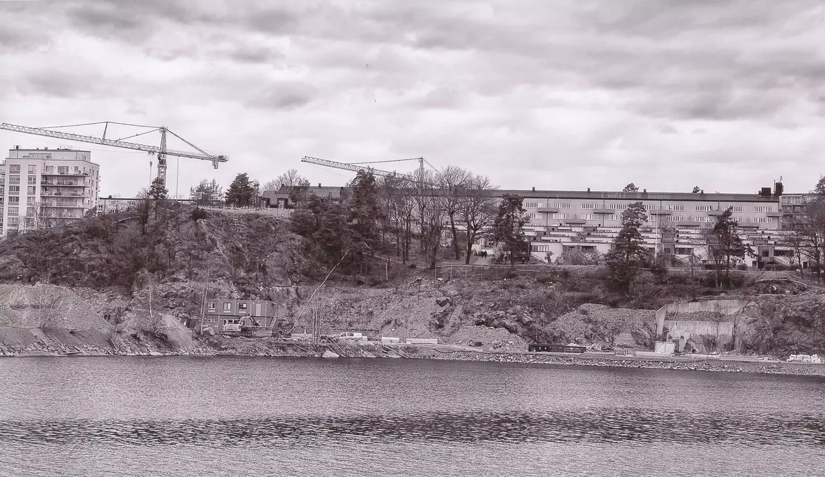 Kvarnholmen fotograferat från Nacka strandpromenaden. 