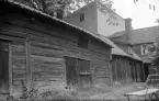 Gårdsinteriör från Hunnebergsgatan 5 i Linköping. Här dokumenterad 1967 efter beslut om renovering. Efter insatsen kom gården tillsammans med Hunnebergsgatan 7 och 9 få ny funktion som hantverksgårdar med butiker. Det spritputsade huset i bildens bakgrund bar gatunummer 3 och kom upplysningsvis att rivas 1974.