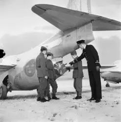 Flygare, F 16. FBU-are på övning fick studera flygplan, Upps