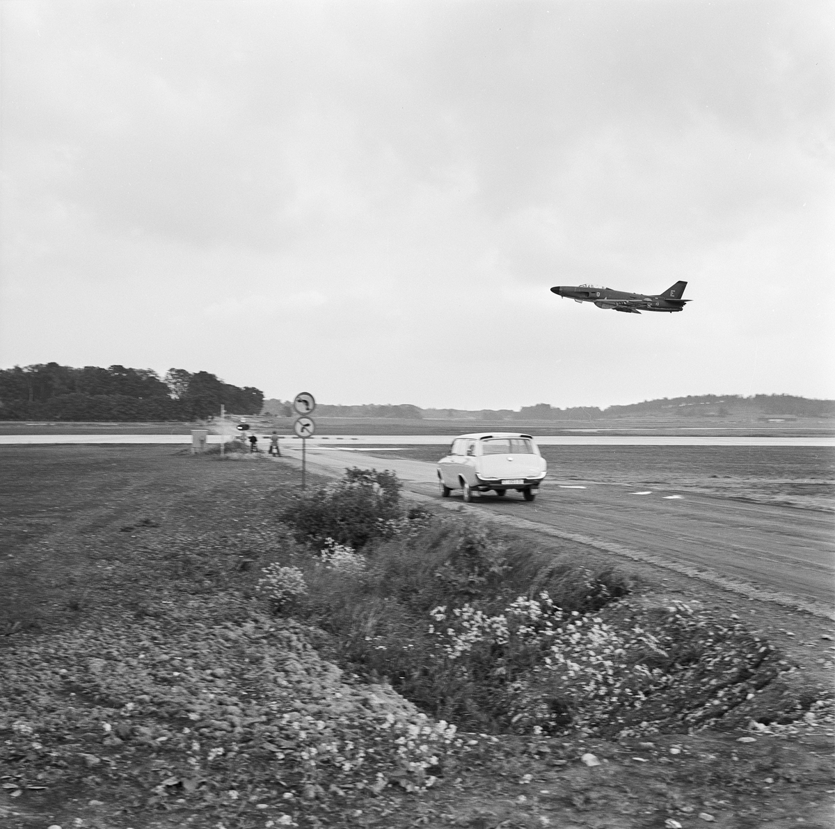 F 16, flygets landningsbana korsar vägen Ulva-Ärna, Uppsala, sannolikt 1961-1962