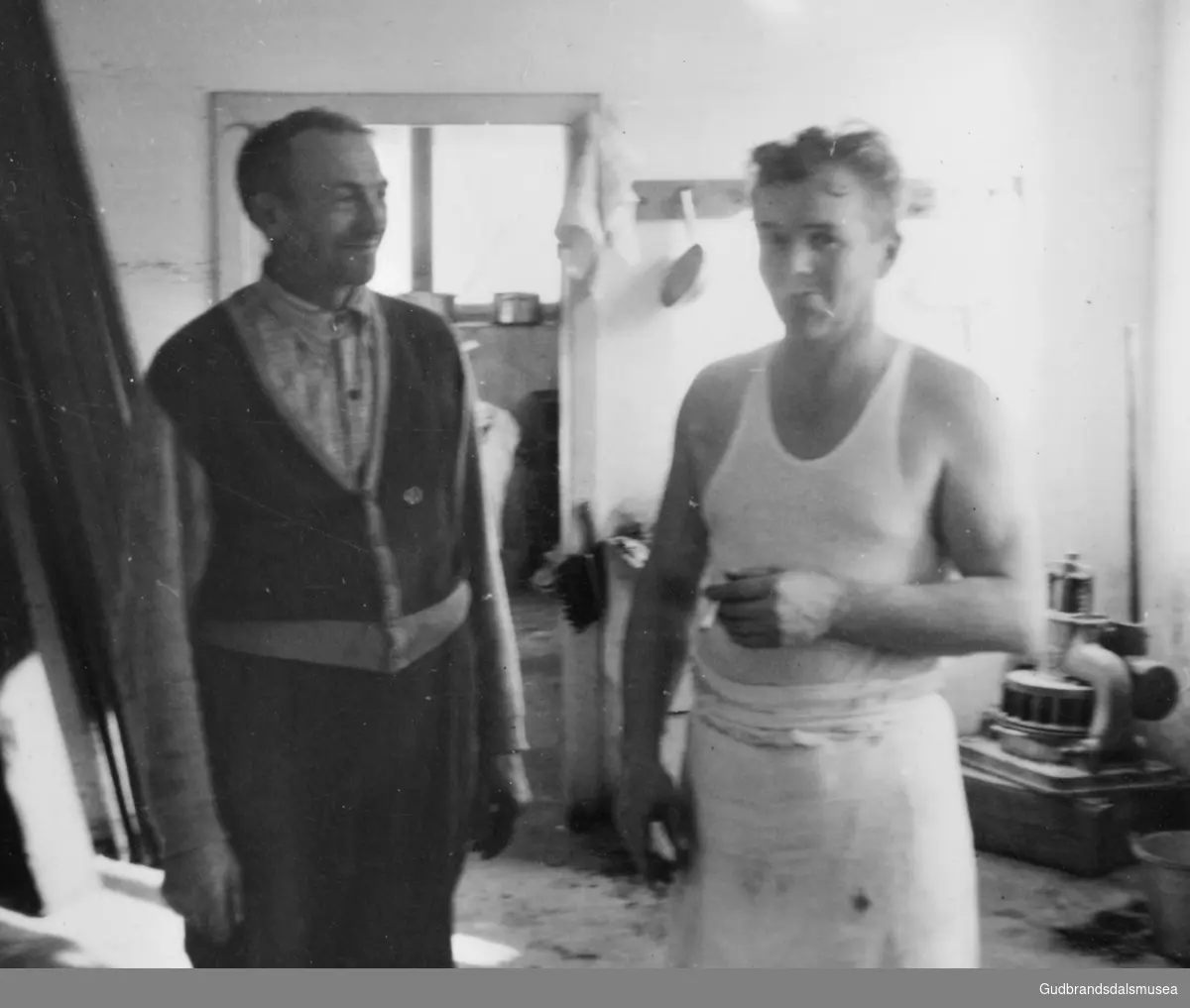 F.v.: Erling Ulen (f. 1898) og William Olsen (f. 1910) i bakeriet på Skjåk Samvirkelag