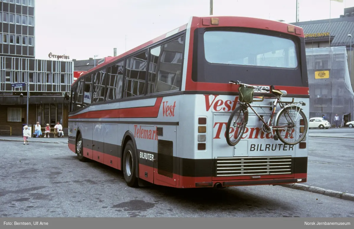 Rutebil med kjennemerke SP 86022 tilhørende Vest-Telemark Bilruter i Skien