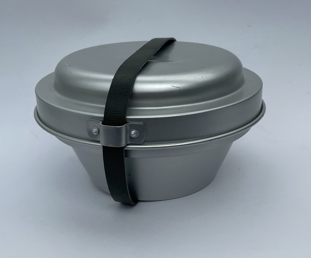 Enmanskök jägare MT består av ett vindskydd i en övre och en undre del, två grytor (1,5 liter respektive 1,0 liter), ett lock/stekpanna och en grepe (lockhandtag) - allt detta är tillverkat av aluminium. Dessutom består köket av en spritbrännare med lock i mässing och en grön rem (omslagsrem).

Enmanskök jägare MT var företrädesvis personlig utrustning för soldater i jägarförband och infördes sannolikt i slutet av 1950-talet eller möjligen under början av 1960-talet. I en förvarsmaktsskrivelse från 2012 (Nyttjandedirektiv för personlig (inkl. ceremoniell) utrustning, 14 500: 53680, 2012-03-08) beslutades att: ”Kompletteringsanskaffning kommer inte att genomföras, slutförbrukning ska ske.”

Det här exemplaret är ett sent tillverkat Enmanskök jägare MT, sannolikt under 1990-talet. Ingen av aluminiumdelarna har någon märkning alls. Spritbrännaren är märkt ”P93”. Det undre vindskyddet har ett större hål i sidan som inte finns på äldre Enmanskök jägare MT. Hålet är avsett för ratten till en fotogenbrännare, och gör att undre vindskydd av det här utförandet även kan användas till Enmanskök m/1987 MT (M2824-052011-1). Omslagsremmen är tillverkad av vävförstärkt nylon, medan äldre remmar är av läder.