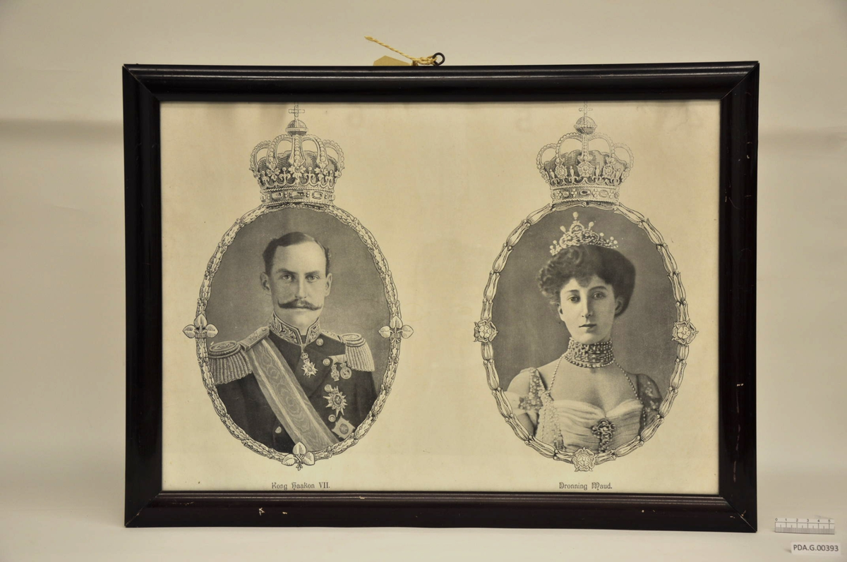 To portetter med oval form, et av Dronning Maud og et av Kong Haakon VII. Portrettene er omgitt av en tegnet dekorativ kan med ornamenter og en krone på toppen.