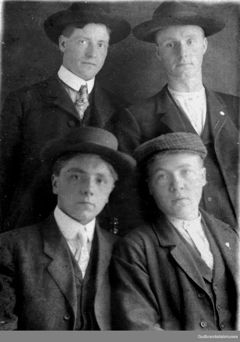 Bak f.v.: Iver Lund (f. 1882), Ole Skriden (f. 1886).  
Fremst f.v.: Ole Lindsheim, Eiesar (f. 1888), Ole Ødegård (f. Grimstadøygard 1888)