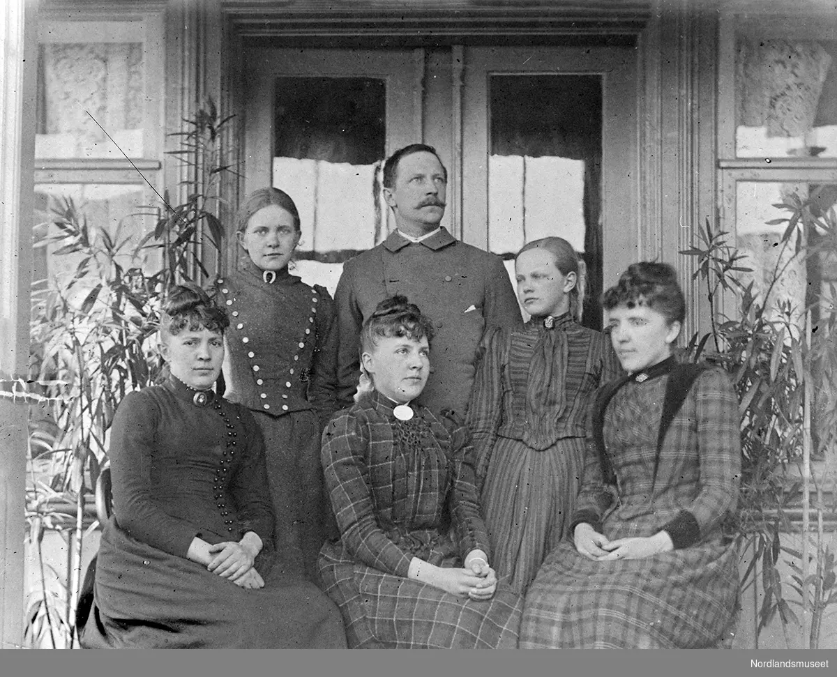 På verandaen på Volden. Foran tre damer, bak en mann og to jenter. Foran sitter Dorothea, Inga og Ella Koch, og bak dem står Marie Theisen, Christian Boye og Agnethe Theisen.