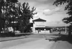 Järnvägsstationen i Ludvika 1946. Skylt med text: Spåren förskräcka.