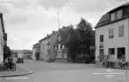 Köpmangatan Ludvika 1946. Skyltar med text: Laddningsstation in på gården; Foto Öberg.