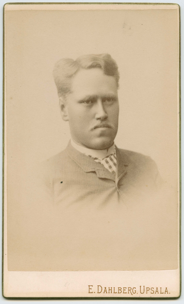 Porträtt på Arkivarie Erik Malmsten. Född år1866 i Jönköping död i Stockholm.