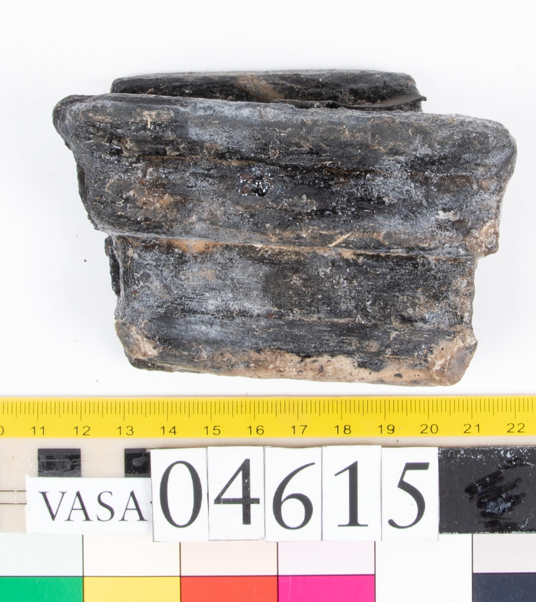 2 styck snidade träbeslag.