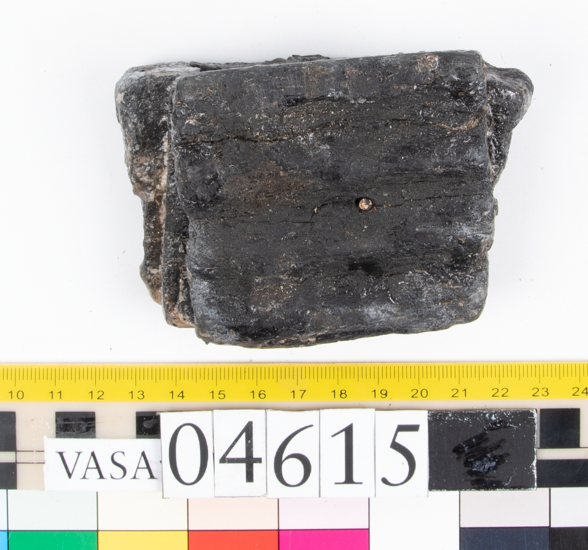 2 styck snidade träbeslag.