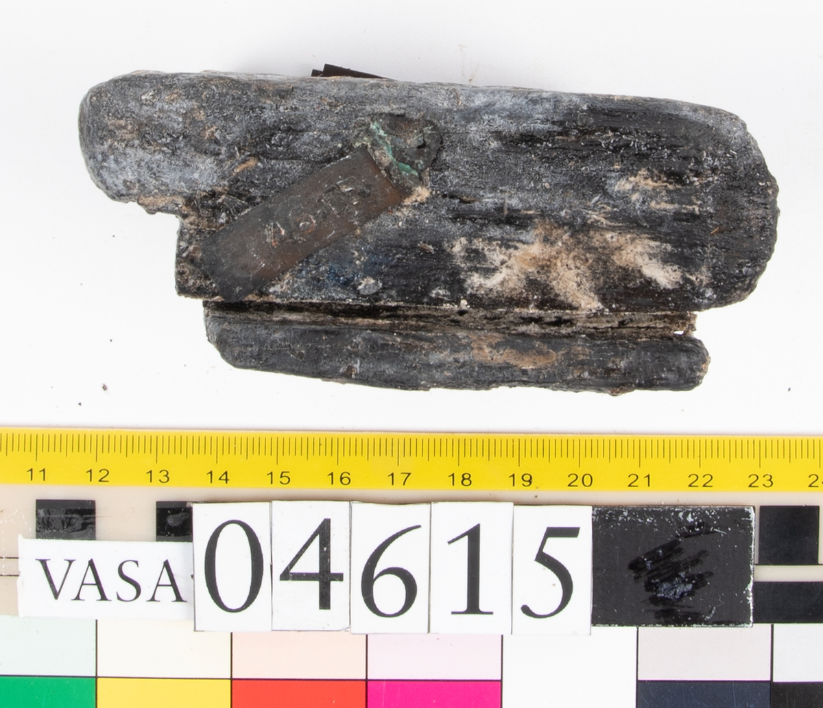 2 styck snidade träbeslag.