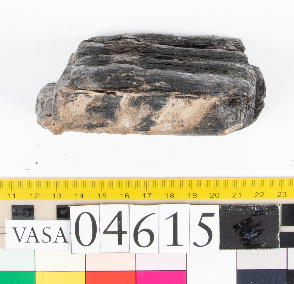 2 styck snidade träbeslag.