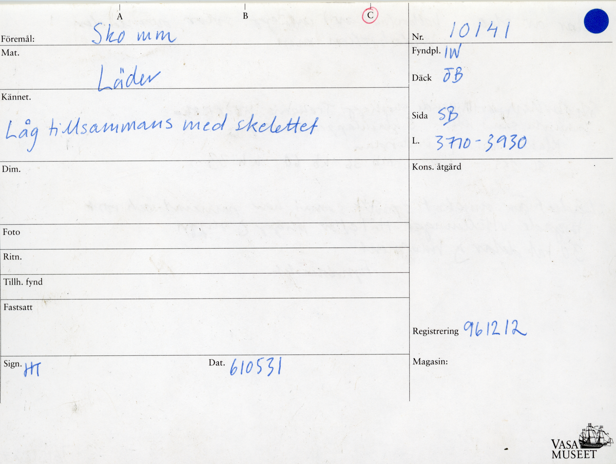 Ett 70-tal delar och fragment av sko: del av skobotten, inlägg, sulor, ovanläder, sidostycken m.m. samt tre fragment textilband samt ett fragment av filt eller tuskaftsväv.

Skobotten, troligtvis från en höger sko. Klacken är uppbyggd av fem klacklappar samt inlägg. Klacken är ritsad på undersidan. Skobottnen har kvarsittande skopligg.

På delarna och fragmenten finns hål efter skopligg och tråd. Lädret är mycket sprött samt har mineral- och rostliknande utfällningar.