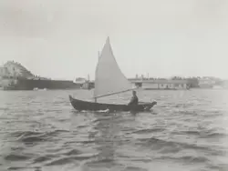 Kommendör Carl Smith i segelekan Trance utanför Stumholmen i