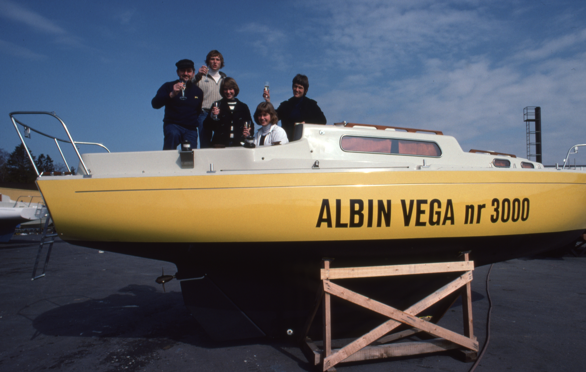 Albin Vega nummer 3000 med glada ägare.