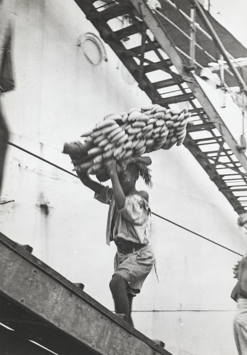 Lastning av bananer.
"Bananlastning med S/S LA PERLA (Panamaregistrerad) i Duala, Cameroon, 1948"