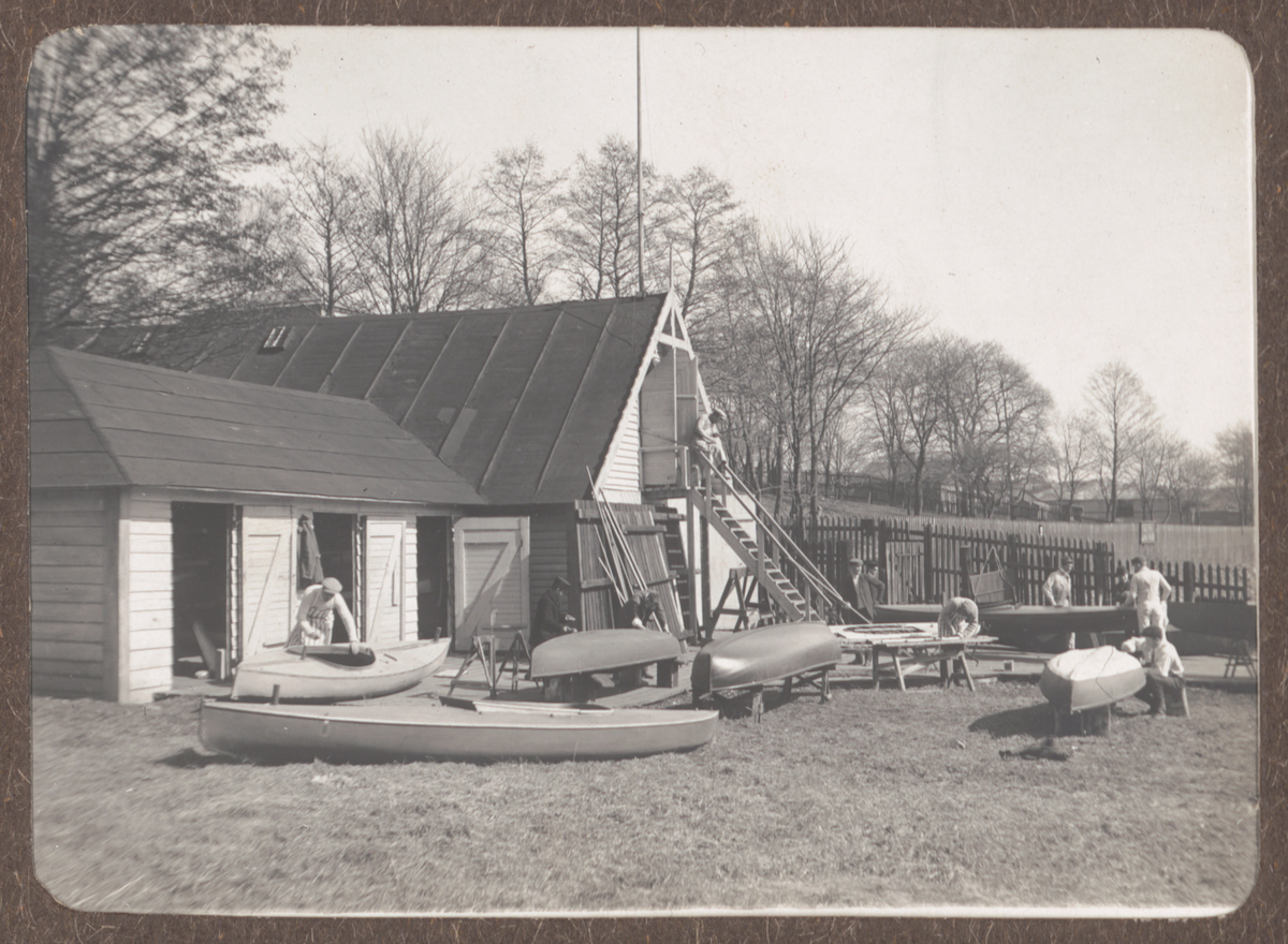 Underhåll av kanoter vid FKI:s första båthus i Laboratoriehagen vid Djurgårdsbrunnsviken, Stockholm.