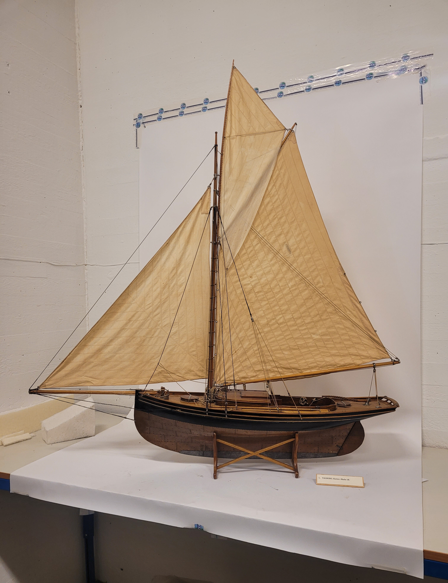 Kuttern Valborg helt spantbyggd av trä, fullt utrustad. Riggad med en mast, ett försegel, storsegel och toppsegel, skarndäckslist. Inredd ruff med gula sammetsynor och sittbrunn med lila dynor. Två åror, båtshake, svabb pyts, bomsax. Svart sida kopprad boten, blyköl. Båtskrå av ek.