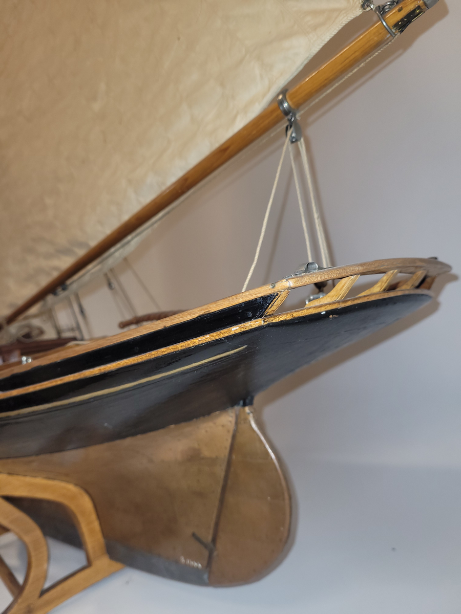 Kuttern Valborg helt spantbyggd av trä, fullt utrustad. Riggad med en mast, ett försegel, storsegel och toppsegel, skarndäckslist. Inredd ruff med gula sammetsynor och sittbrunn med lila dynor. Två åror, båtshake, svabb pyts, bomsax. Svart sida kopprad boten, blyköl. Båtskrå av ek.