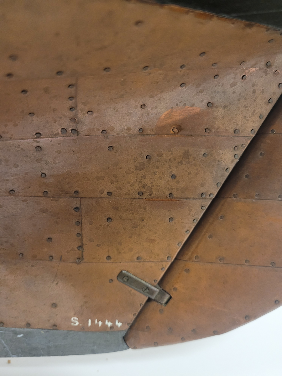 Kuttern Valborg helt spantbyggd av trä, fullt utrustad. Riggad med en mast, ett försegel, storsegel och toppsegel, skarndäckslist. Inredd ruff med gula sammetsynor och sittbrunn med lila dynor. Två åror, båtshake, svabb pyts, bomsax. Svart sida kopprad boten, blyköl. Båtskrå av ek.