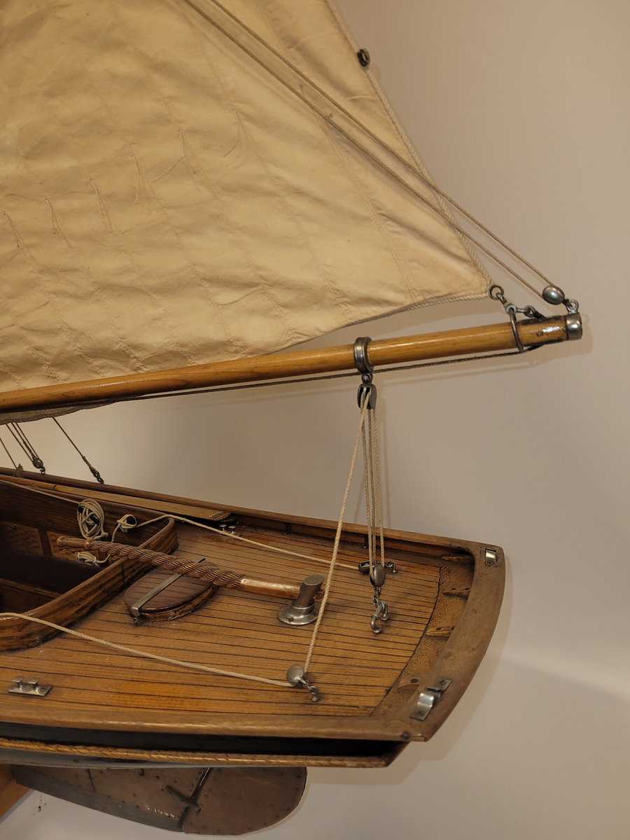 Kuttern Valborg helt spantbyggd av trä, fullt utrustad. Riggad med en mast, ett försegel, storsegel och toppsegel, skarndäckslist. Inredd ruff med gula sammetsynor och sittbrunn med lila dynor. Två åror, båtshake, svabb pyts, bomsax. Svart sida kopprad boten, blyköl. Båtskrå av ek.