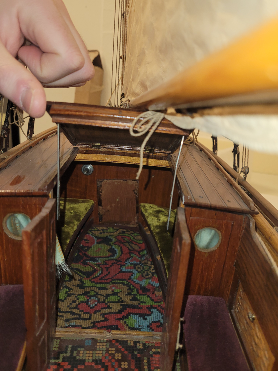 Kuttern Valborg helt spantbyggd av trä, fullt utrustad. Riggad med en mast, ett försegel, storsegel och toppsegel, skarndäckslist. Inredd ruff med gula sammetsynor och sittbrunn med lila dynor. Två åror, båtshake, svabb pyts, bomsax. Svart sida kopprad boten, blyköl. Båtskrå av ek.