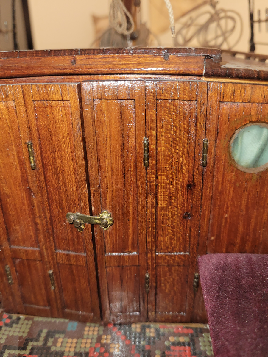 Kuttern Valborg helt spantbyggd av trä, fullt utrustad. Riggad med en mast, ett försegel, storsegel och toppsegel, skarndäckslist. Inredd ruff med gula sammetsynor och sittbrunn med lila dynor. Två åror, båtshake, svabb pyts, bomsax. Svart sida kopprad boten, blyköl. Båtskrå av ek.