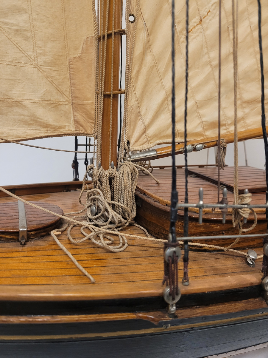 Kuttern Valborg helt spantbyggd av trä, fullt utrustad. Riggad med en mast, ett försegel, storsegel och toppsegel, skarndäckslist. Inredd ruff med gula sammetsynor och sittbrunn med lila dynor. Två åror, båtshake, svabb pyts, bomsax. Svart sida kopprad boten, blyköl. Båtskrå av ek.