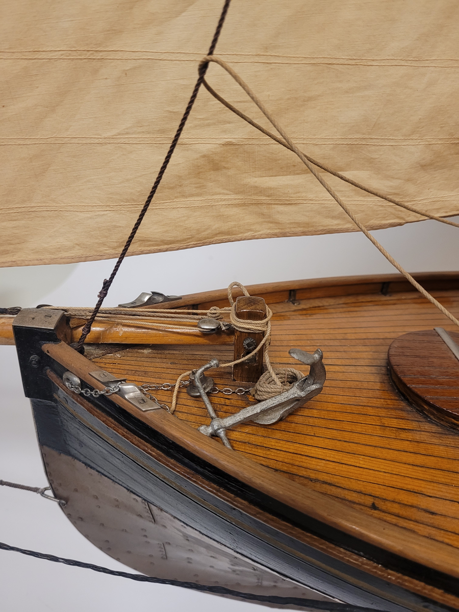 Kuttern Valborg helt spantbyggd av trä, fullt utrustad. Riggad med en mast, ett försegel, storsegel och toppsegel, skarndäckslist. Inredd ruff med gula sammetsynor och sittbrunn med lila dynor. Två åror, båtshake, svabb pyts, bomsax. Svart sida kopprad boten, blyköl. Båtskrå av ek.