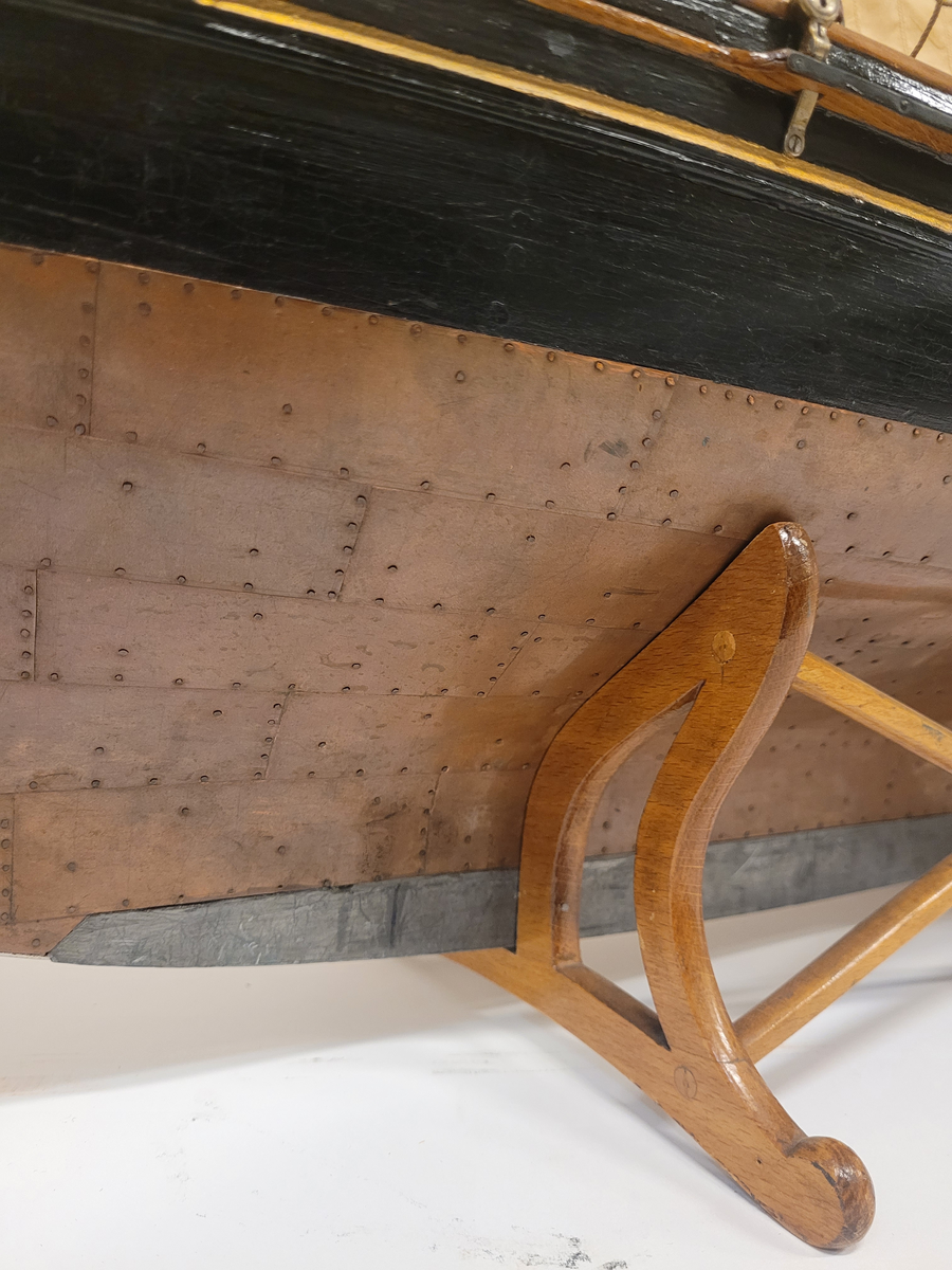 Kuttern Valborg helt spantbyggd av trä, fullt utrustad. Riggad med en mast, ett försegel, storsegel och toppsegel, skarndäckslist. Inredd ruff med gula sammetsynor och sittbrunn med lila dynor. Två åror, båtshake, svabb pyts, bomsax. Svart sida kopprad boten, blyköl. Båtskrå av ek.