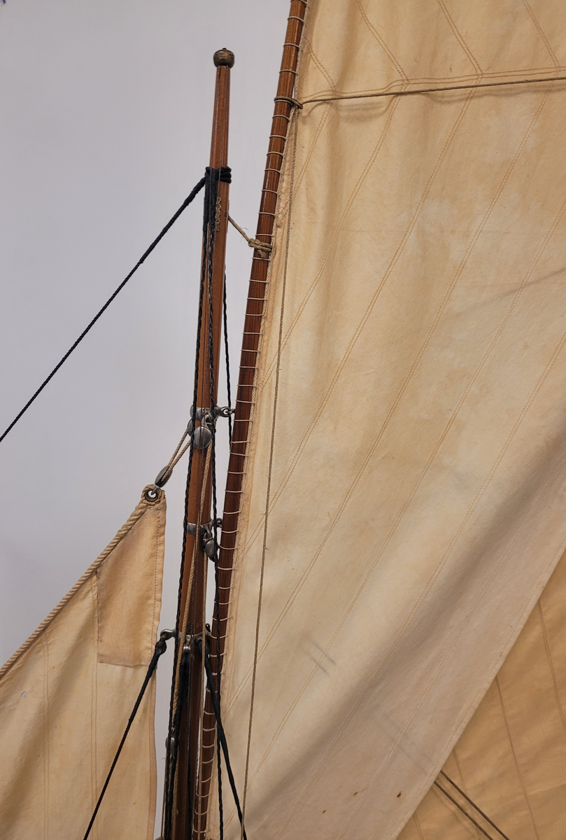 Kuttern Valborg helt spantbyggd av trä, fullt utrustad. Riggad med en mast, ett försegel, storsegel och toppsegel, skarndäckslist. Inredd ruff med gula sammetsynor och sittbrunn med lila dynor. Två åror, båtshake, svabb pyts, bomsax. Svart sida kopprad boten, blyköl. Båtskrå av ek.