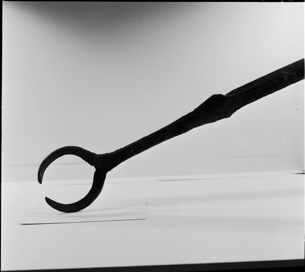 Kultång av järn, med skaft av trä.