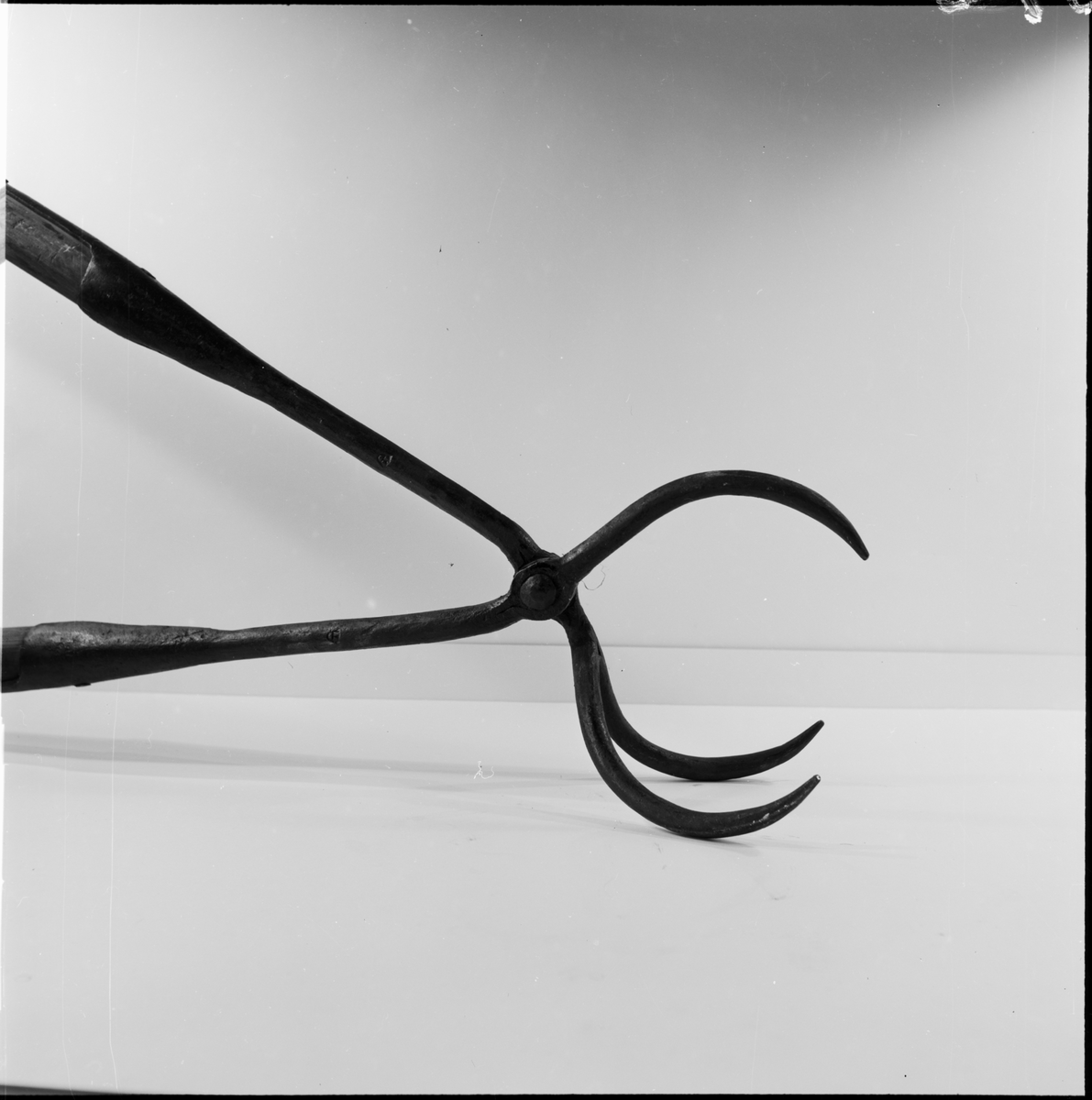 Kultång av järn, med skaft av trä.