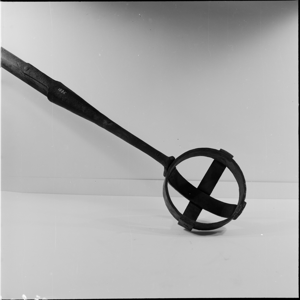 Kultång av järn, med skaft av trä.