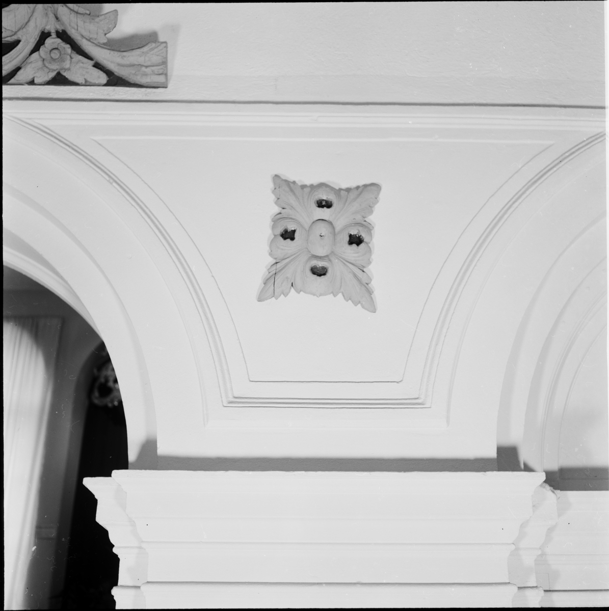 Akterstävsornament från ångkorvetten Saga (byggd vid Karlskrona örlogsvarv år 1878).

Av furuträ och utgöred av namnet Saga, omgivet av blad och blomrankor. Bottenfärg är svart, ornament och namn gula.