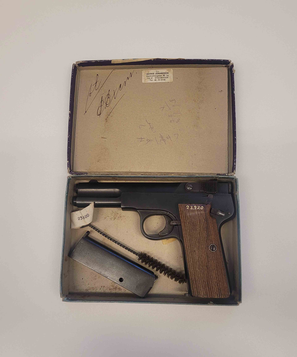 LANGENHAN (F L) pistol, I produktion 1915. Tillbehör: 2 magasin, läskstång.