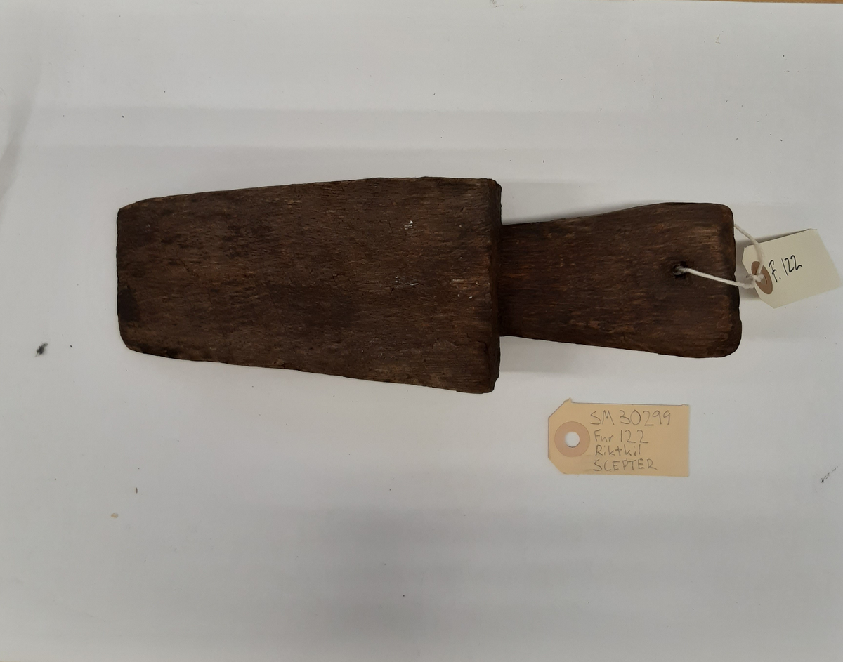 Välbevarad riktkil . Något nedbruten i ytan (5-10 mm). Med handtag och hål. Tydliga yxspår på de flesta sidor, samt sågspår vid handtaget. Med handtag och hål. Tydliga yxspår på de flesta sidor, samt sågspår vid handtaget.