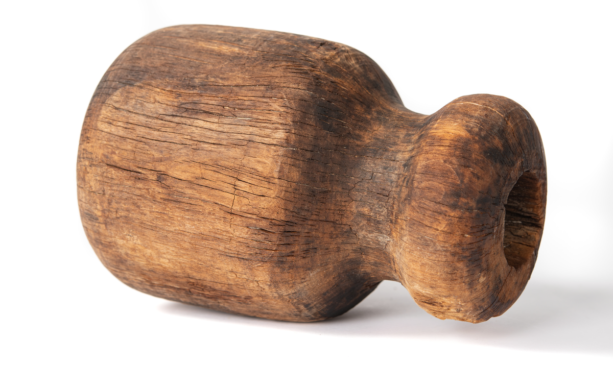 Skadad på ena sidan: Här har träet ingen hållbarhet alls, mer som textila fibrer. Ovalt hål för skaft. 3,2-40 mm.