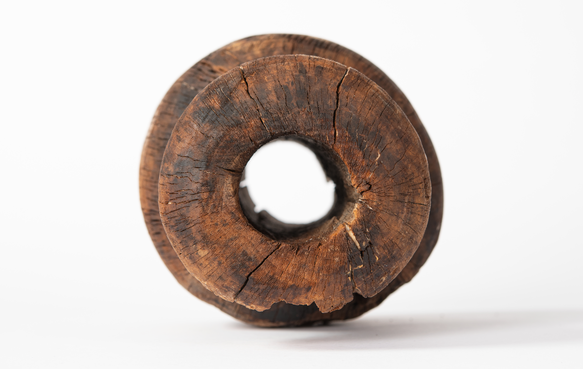 Skadad på ena sidan: Här har träet ingen hållbarhet alls, mer som textila fibrer. Ovalt hål för skaft. 3,2-40 mm.