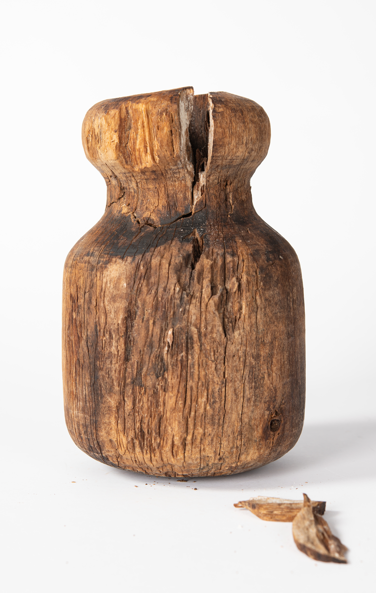 Skadad på ena sidan: Här har träet ingen hållbarhet alls, mer som textila fibrer. Ovalt hål för skaft. 3,2-40 mm.