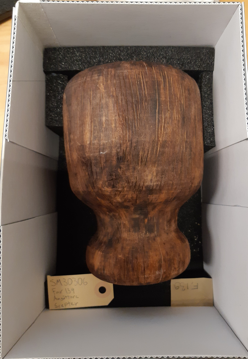 Skadad på ena sidan: Här har träet ingen hållbarhet alls, mer som textila fibrer. Ovalt hål för skaft. 3,2-40 mm.