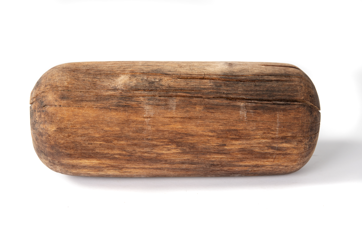 Viska. Hål för skaft 30 mm. Trät som smör, delar av ytan faller 
sönder. Skadad med större bortfall på ett ställe.