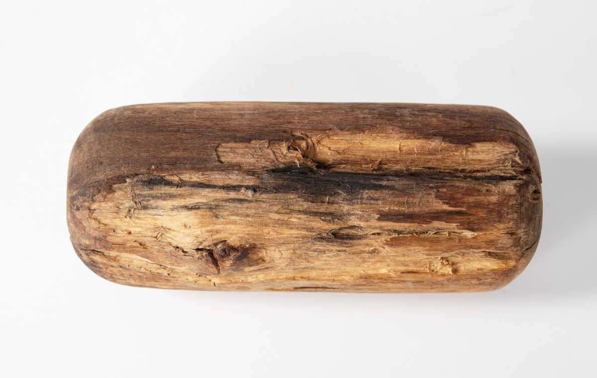 Viska. Hål för skaft 30 mm. Trät som smör, delar av ytan faller 
sönder. Skadad med större bortfall på ett ställe.