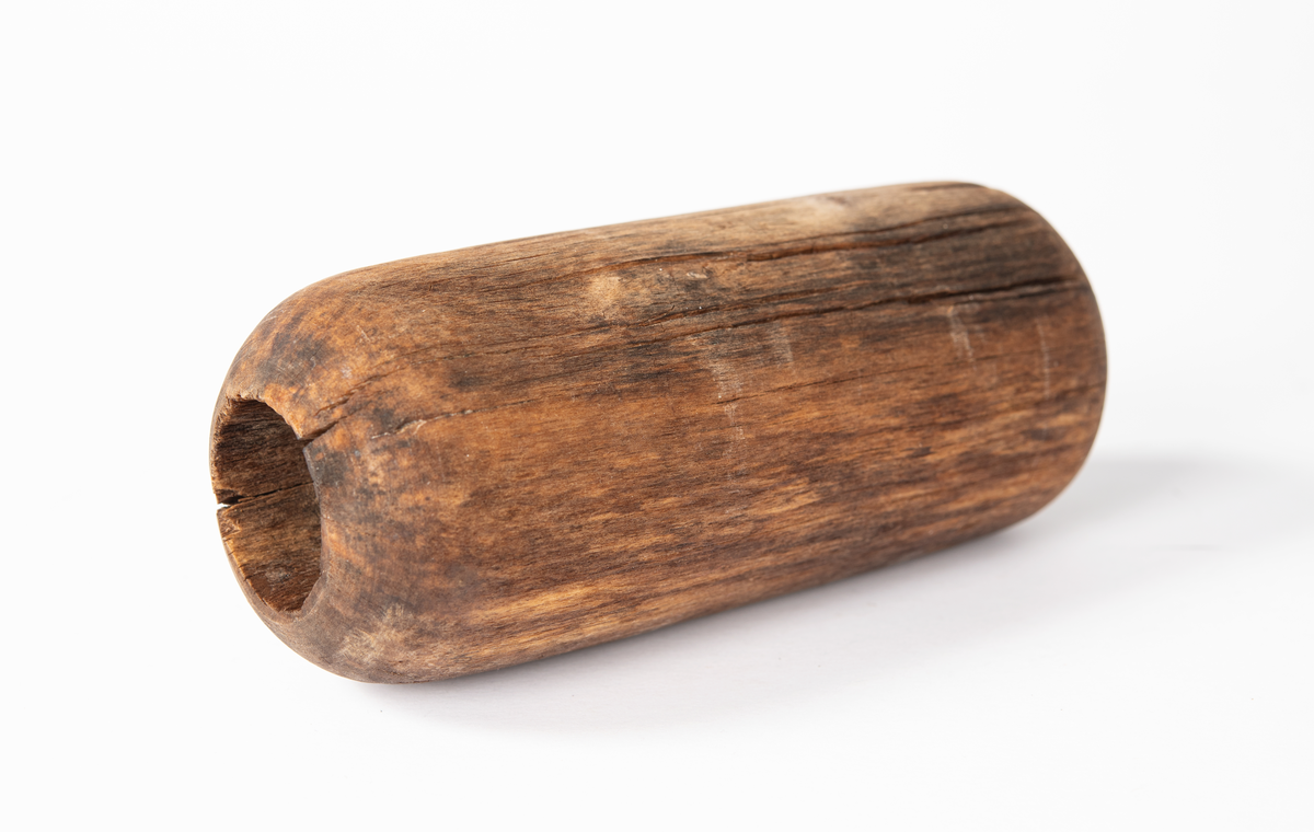 Viska. Hål för skaft 30 mm. Trät som smör, delar av ytan faller 
sönder. Skadad med större bortfall på ett ställe.