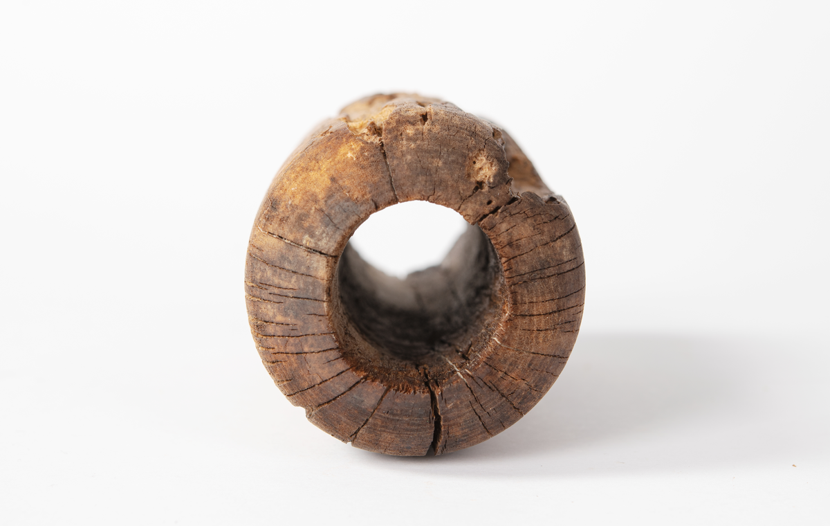 Viska. Hål för skaft 30 mm. Trät som smör, delar av ytan faller 
sönder. Skadad med större bortfall på ett ställe.