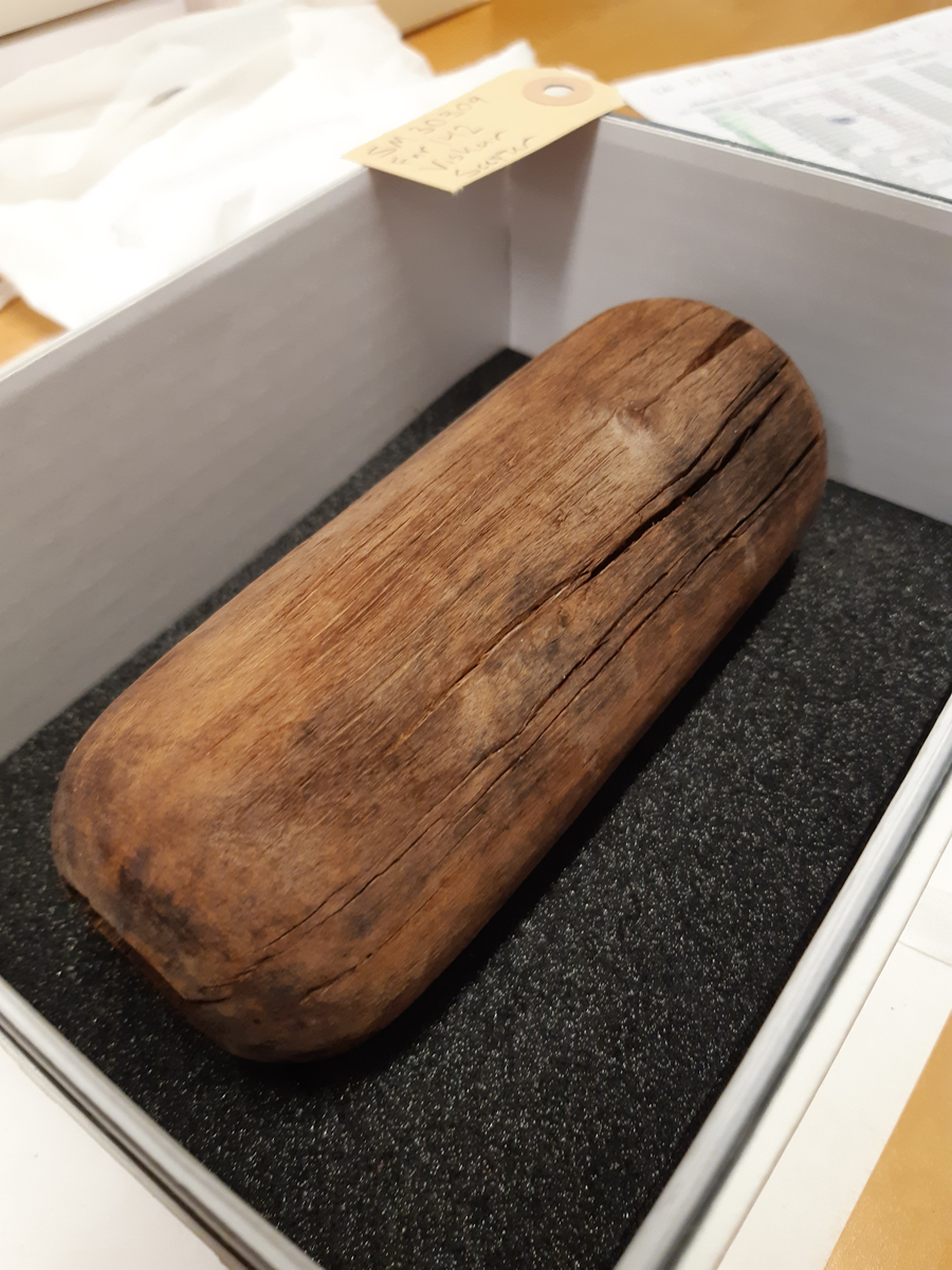 Viska. Hål för skaft 30 mm. Trät som smör, delar av ytan faller 
sönder. Skadad med större bortfall på ett ställe.