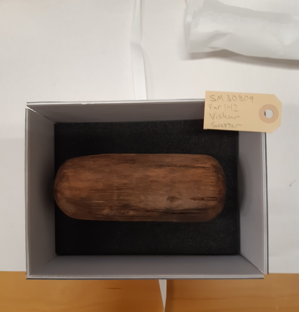 Viska. Hål för skaft 30 mm. Trät som smör, delar av ytan faller 
sönder. Skadad med större bortfall på ett ställe.