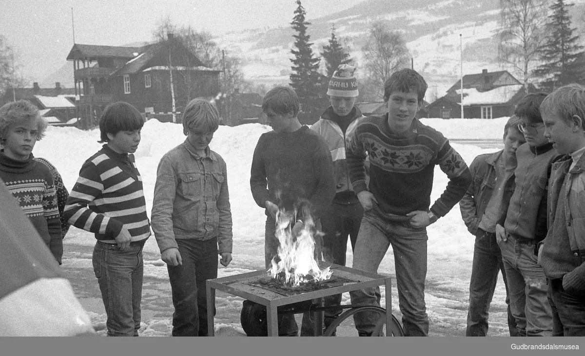 Prekeil'n, skuleavis Vågå ungdomsskule, ca 1985.
Jan Stadeløkken, Tore Holen, Rune Øien, Ken Espen Hølmo, Bjørn Karusbakken, Rolv Strand, Kjell Brenden, Trond Vigerust, Stig Joar Sanden.