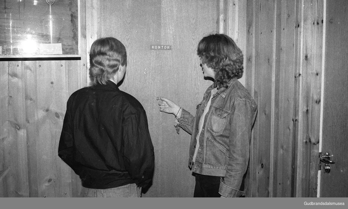 Prekeil'n, skuleavis Vågå ungdomsskule, ca 1985.
 Unni Barlund, Marianne Hellebergshaugen Stadeløkken.